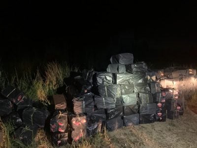 不法份子在河岸卸货 . 老越关税局起获私烟酒