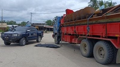 移动罗里吊臂误碰电缆．操作员触电身亡