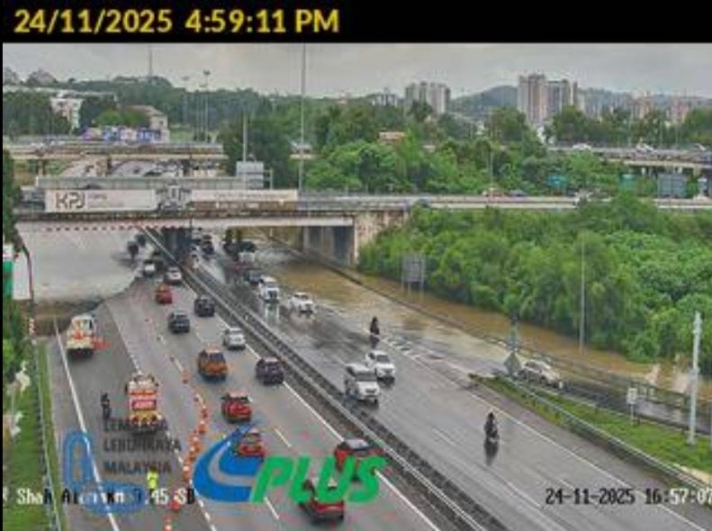 NKVE车道未全面开放 车龙6公里长