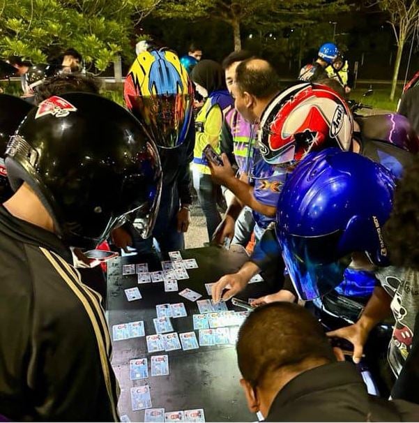 NS芙蓉/深夜大道飙车玩命摆“超人”姿势 警方突击行动一网打尽