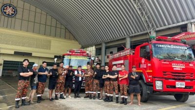 一周前随大队进泰南灾区 大山脚忠英园自消队 仍逗留合艾助清理工作