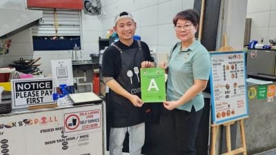 市会卫生突检亲善美食园 . 4摊位不达标暂关闭