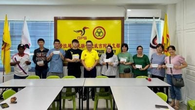 钱进一：关注学生需求 .  “升学助学金”50大专生受惠