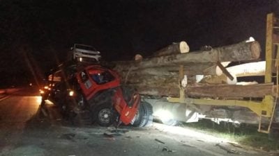 运车罗里猛撞载木桐罗里 . 车厢变形司机命大轻伤