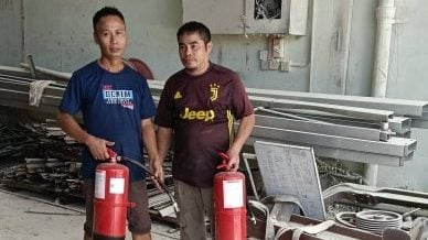 工厂电表突起火 2工人及时灭火阻蔓延