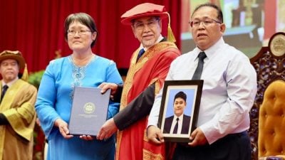 砂科大追授荣誉学士学位   父母上台代领了亡儿心愿