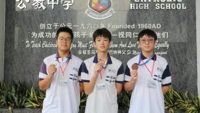 挑战桃园国际新创机器人节 . 公教代表夺亚、季军