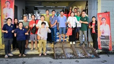 刘强燕派肥料除草剂 . 沙廉93蔬果农民受惠