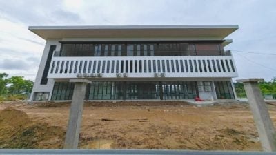 自闭症协会新大楼成本引热议 . 吴岱锦：基础工程昂贵 地基已耗逾百万