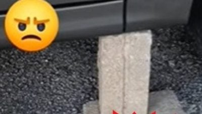 视频| 双重停车未留电话被放石砖 2男停车场对骂视频疯传