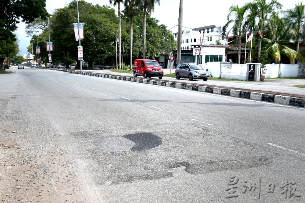 轮胎损坏跌伤可索赔 雨季路坑洞投诉激增 
