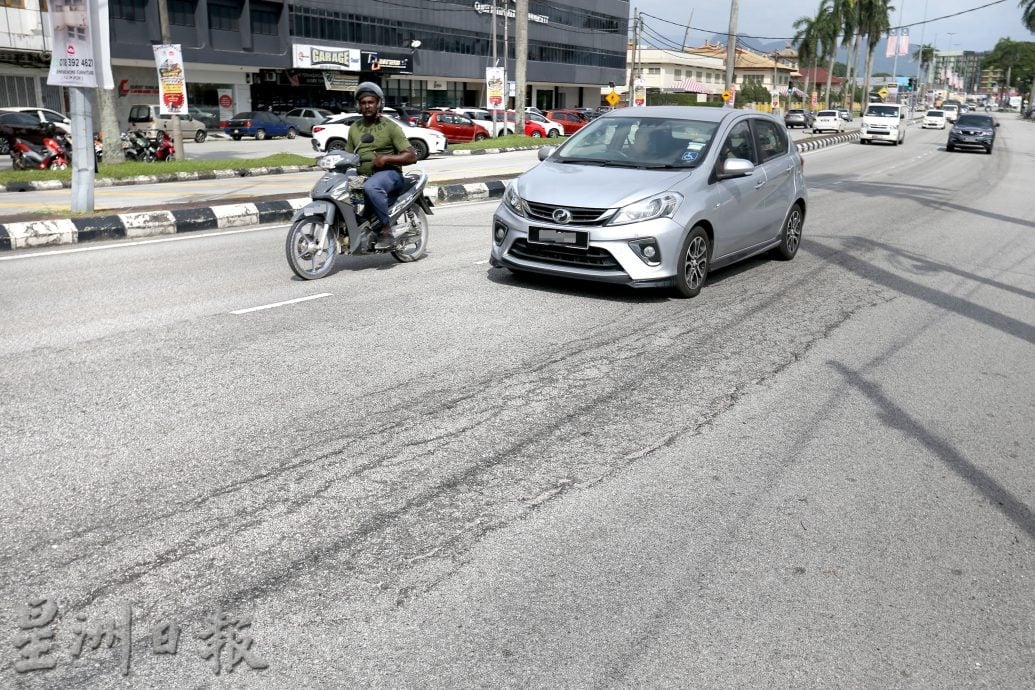 轮胎损坏跌伤可索赔 雨季路坑洞投诉激增 