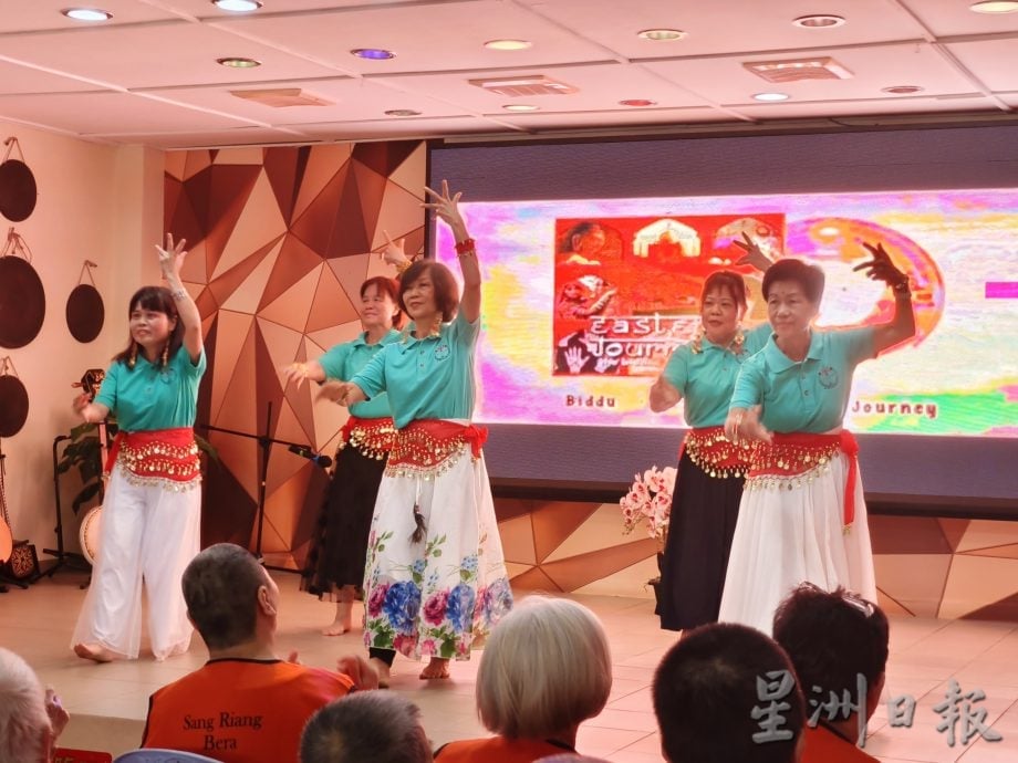 东:关丹和声音乐协会和手风琴乐团为直凉老人院带来音乐飨宴