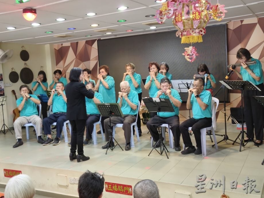 东:关丹和声音乐协会和手风琴乐团为直凉老人院带来音乐飨宴