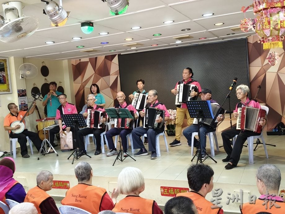 东:关丹和声音乐协会和手风琴乐团为直凉老人院带来音乐飨宴