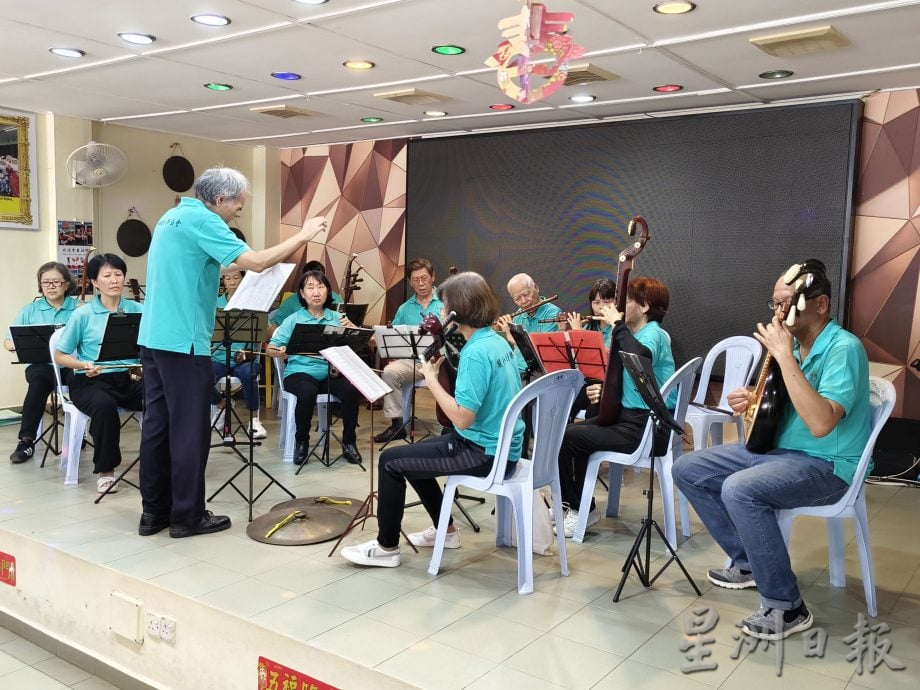 东:关丹和声音乐协会和手风琴乐团为直凉老人院带来音乐飨宴