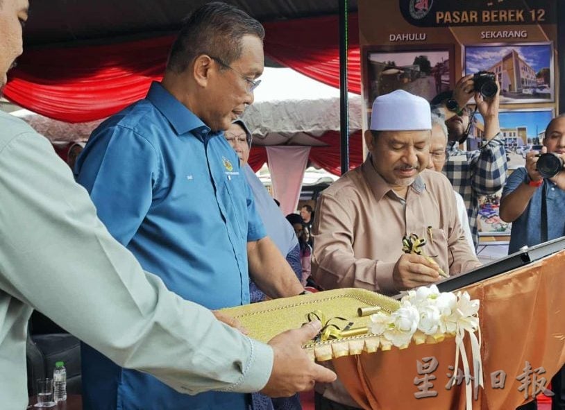 东:尽管已经在2018年重建后启用,惟哥市“Berek 12”巴刹今天才正式开幕,而且是唯一拥有电梯的菜市场。