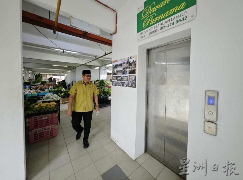 东:尽管已经在2018年重建后启用,惟哥市“Berek 12”巴刹今天才正式开幕,而且是唯一拥有电梯的菜市场。