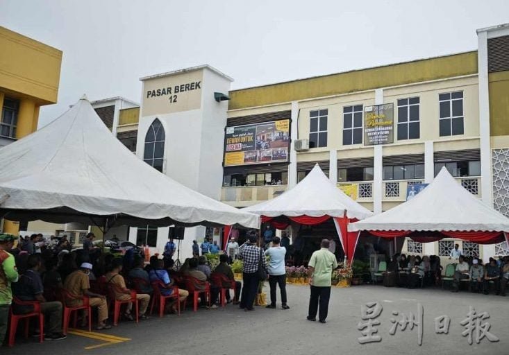 东:尽管已经在2018年重建后启用,惟哥市“Berek 12”巴刹今天才正式开幕,而且是唯一拥有电梯的菜市场。