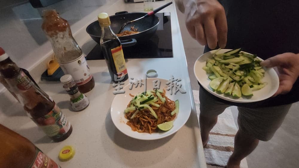 供星洲网：私房好菜/一盘沙丁鱼炒面 陈杰义煮出人生滋味