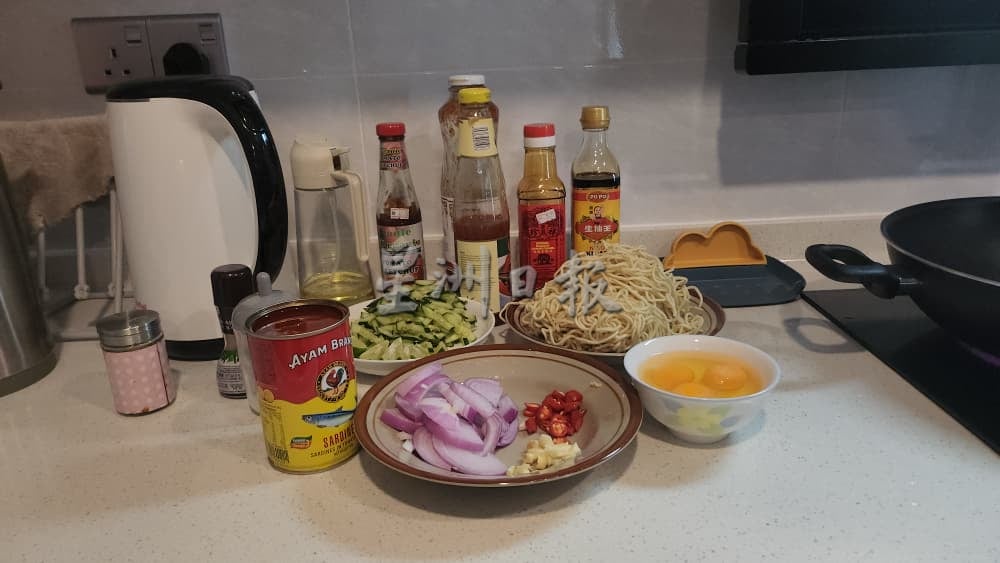 供星洲网：私房好菜/一盘沙丁鱼炒面 陈杰义煮出人生滋味