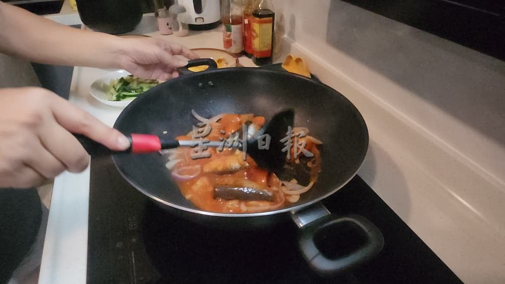 供星洲网：私房好菜/一盘沙丁鱼炒面 陈杰义煮出人生滋味