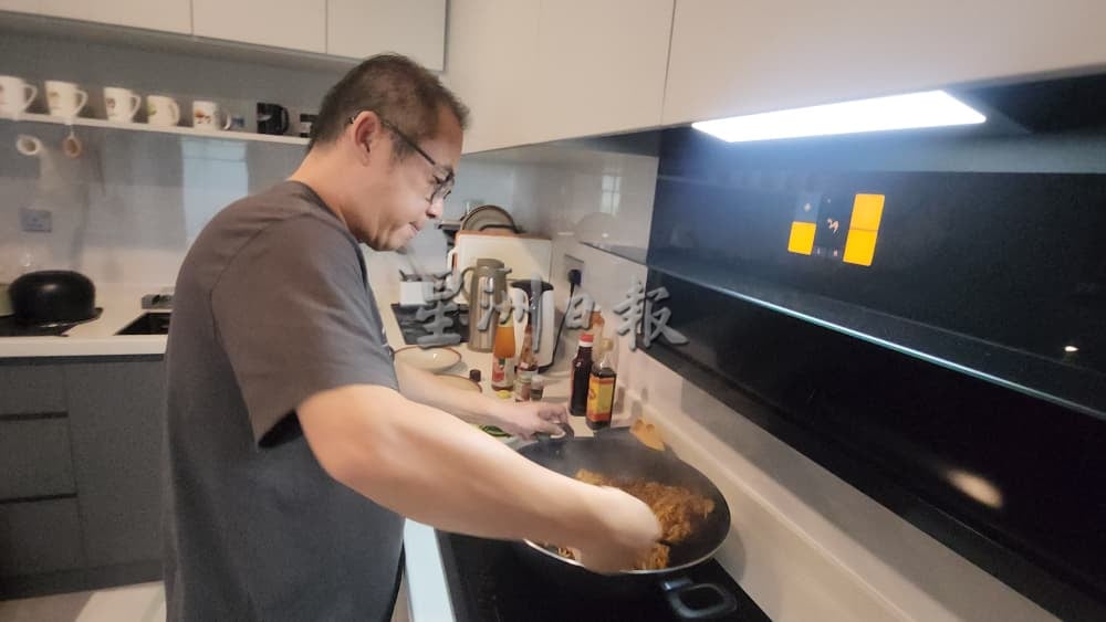 供星洲网：私房好菜/一盘沙丁鱼炒面 陈杰义煮出人生滋味