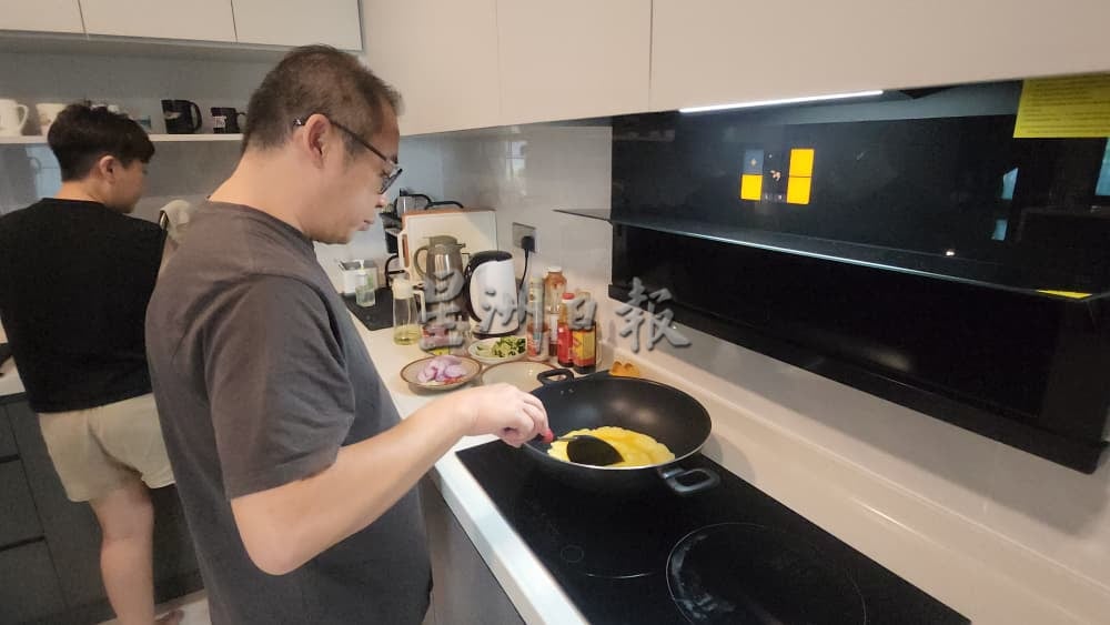 供星洲网：私房好菜/一盘沙丁鱼炒面 陈杰义煮出人生滋味