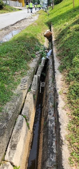 重型罗里经常停路旁 新那旺工业区沟渠崩塌路损