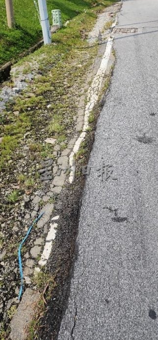 重型罗里经常停路旁 新那旺工业区沟渠崩塌路损