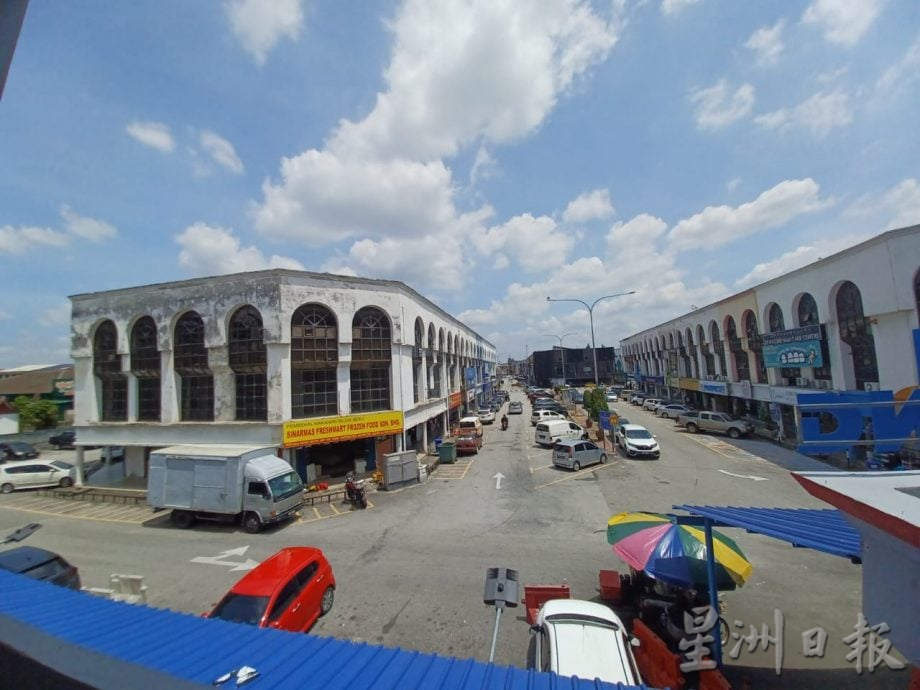 封面副///大都会/加影市议会从11月1日起至30日特别优惠,停车罚单5令吉