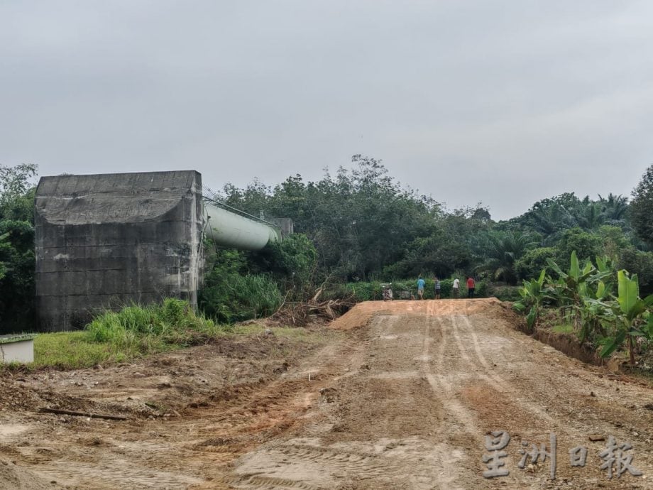 东：加叻新村后方通往芭地的铁桥即将动工组装