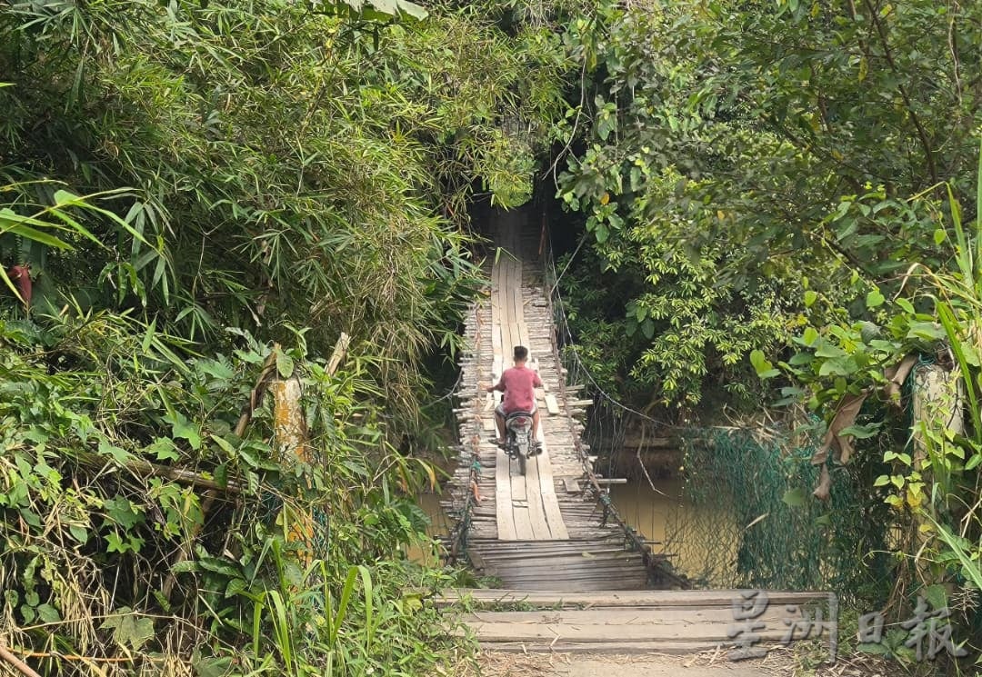 东：加叻新村后方通往芭地的铁桥即将动工组装