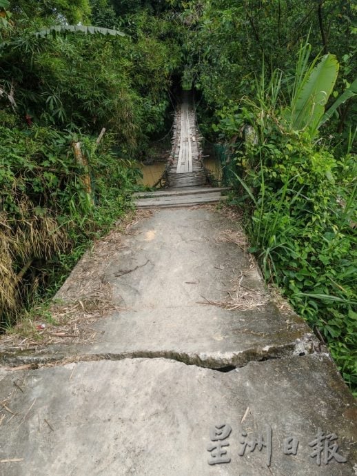 东：加叻新村后方通往芭地的铁桥即将动工组装