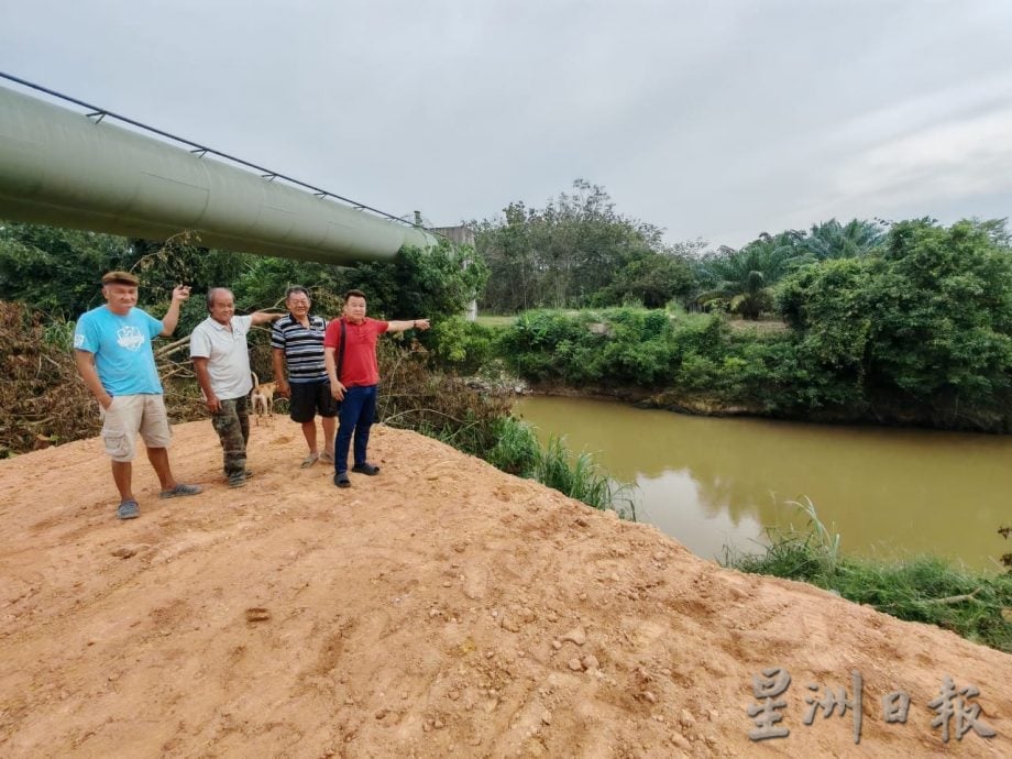 东：加叻新村后方通往芭地的铁桥即将动工组装