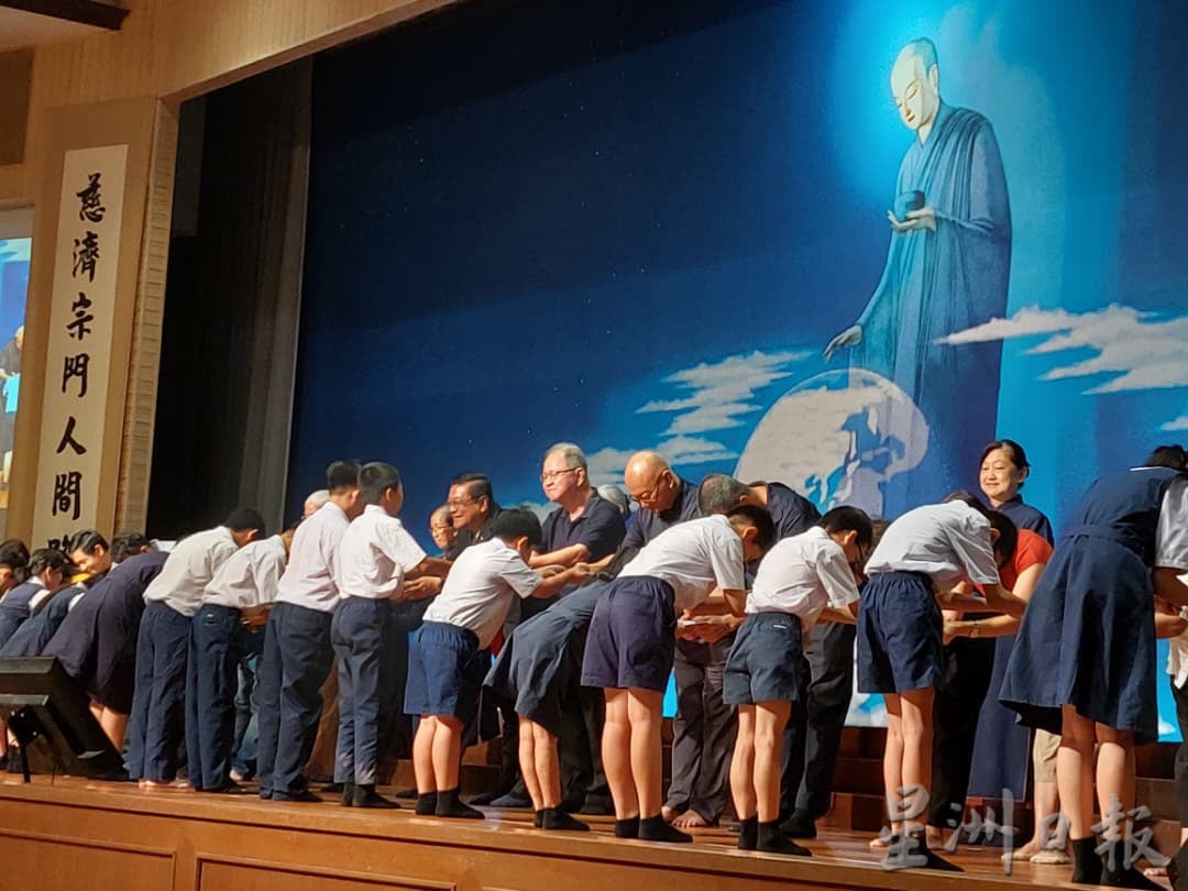 (古城第四版主文)慈济颁发奖助学金