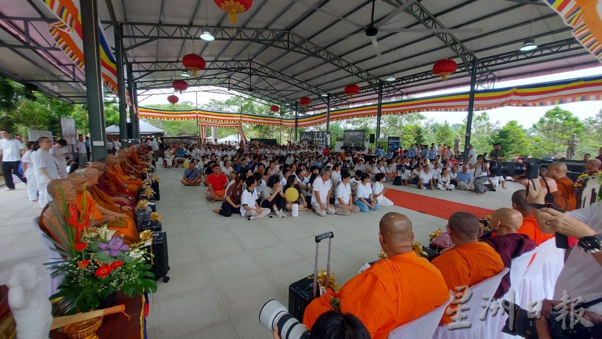 (古城第五版主文)马六甲梵行寺禅林迦蒂那(Kathina)袈裟供养佳年华盛会,近千人共襄盛举
