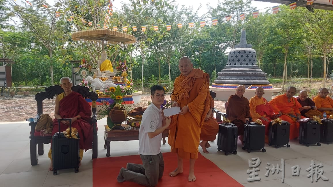 (古城第五版主文)马六甲梵行寺禅林迦蒂那(Kathina)袈裟供养佳年华盛会,近千人共襄盛举