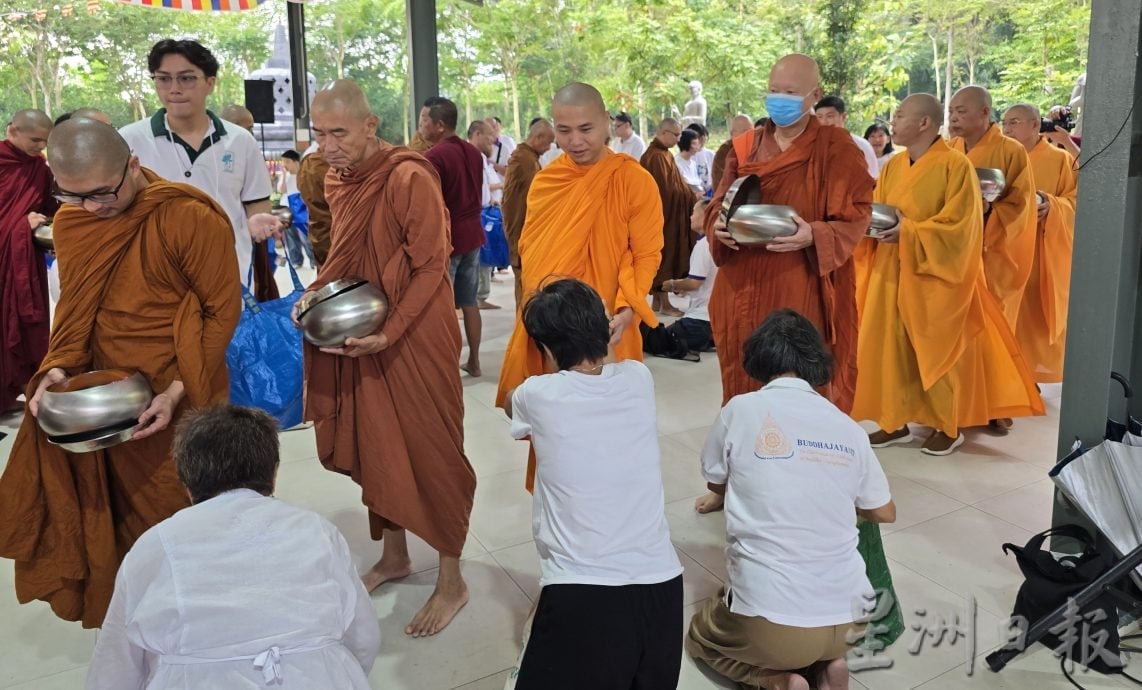 （古城第五版主文）马六甲梵行寺禅林迦蒂那（Kathina）袈裟供养佳年华盛会，近千人共襄盛举