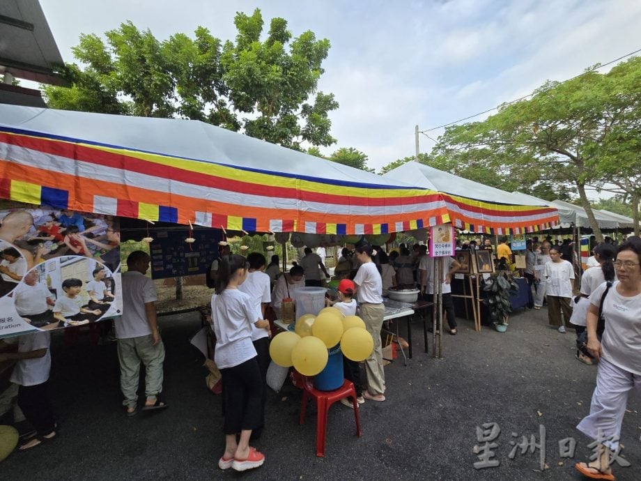 （古城第五版主文）马六甲梵行寺禅林迦蒂那（Kathina）袈裟供养佳年华盛会，近千人共襄盛举