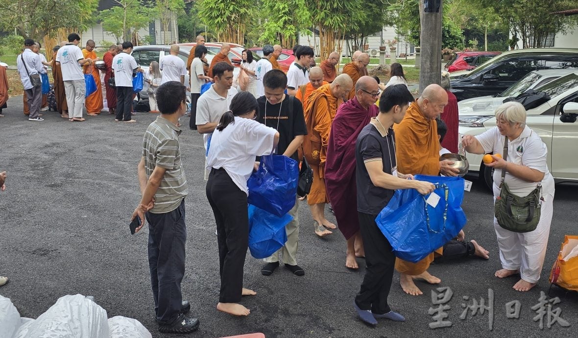 （古城第五版主文）马六甲梵行寺禅林迦蒂那（Kathina）袈裟供养佳年华盛会，近千人共襄盛举