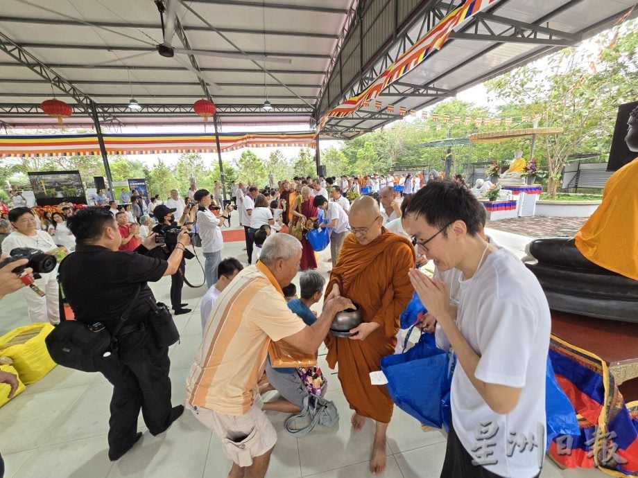 （古城第五版主文）马六甲梵行寺禅林迦蒂那（Kathina）袈裟供养佳年华盛会，近千人共襄盛举