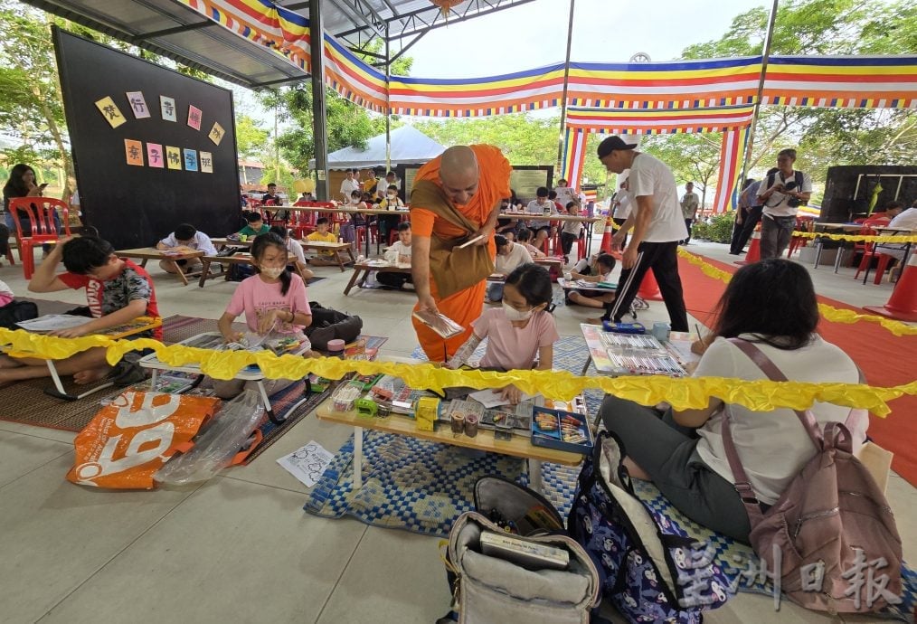 （古城第五版主文）马六甲梵行寺禅林迦蒂那（Kathina）袈裟供养佳年华盛会，近千人共襄盛举