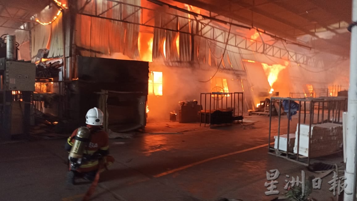 （古城版）武吉南眉工业区一间家具厂大火