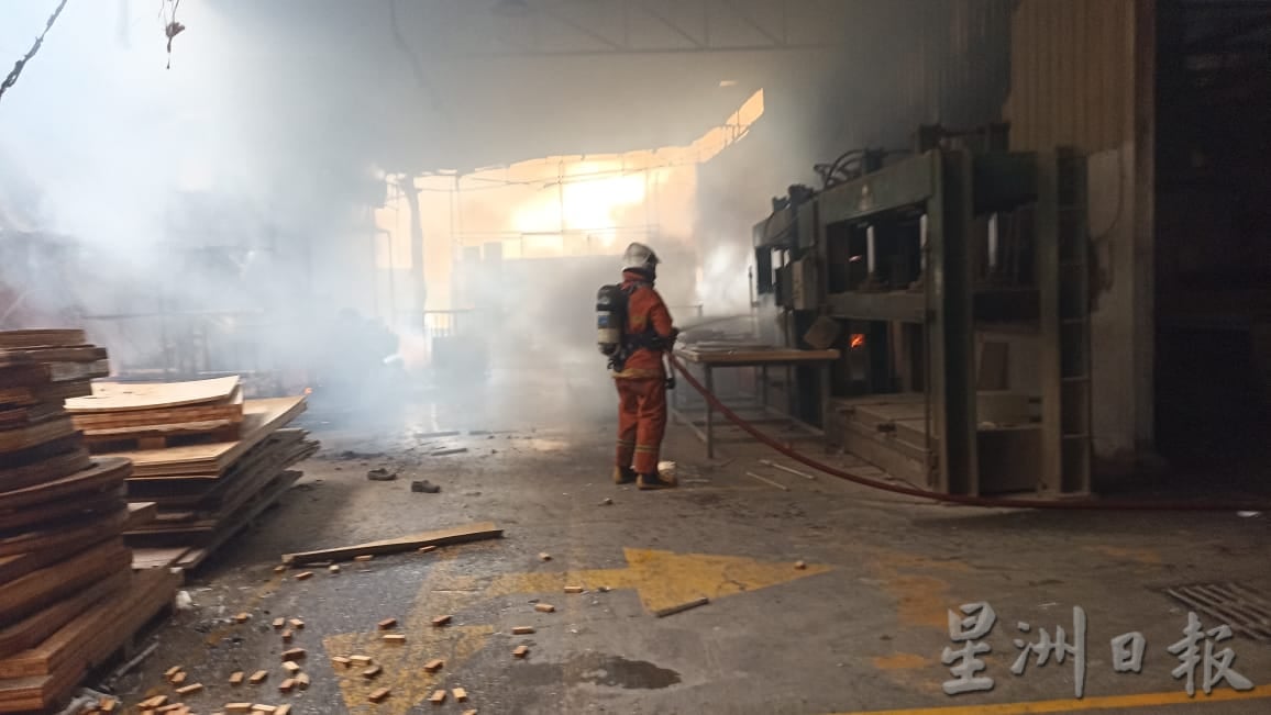 （古城版）武吉南眉工业区一间家具厂大火