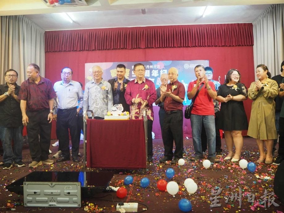 东：青运吉兰丹州分会庆祝50周年纪念，老中青三代同堂，齐聚“青运之友”宴会话当年、迎新局。