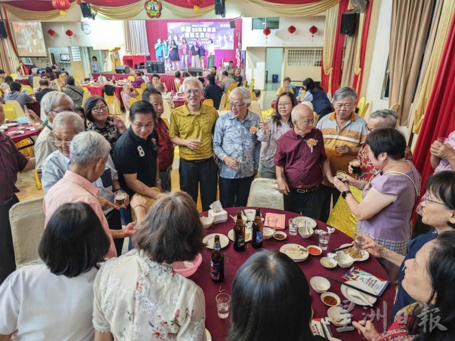 东：青运吉兰丹州分会庆祝50周年纪念，老中青三代同堂，齐聚“青运之友”宴会话当年、迎新局。