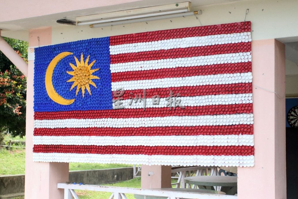 供星洲网:银发创意无限!小甘密乐龄中心长者3万6000支水草拼州旗