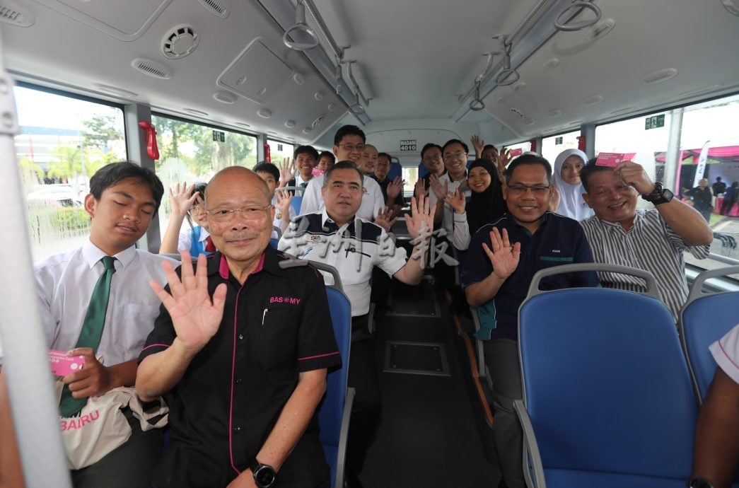 **已签发**柔:封面主文:提升民众出行便利 新山BAS.MY增巴士及路线