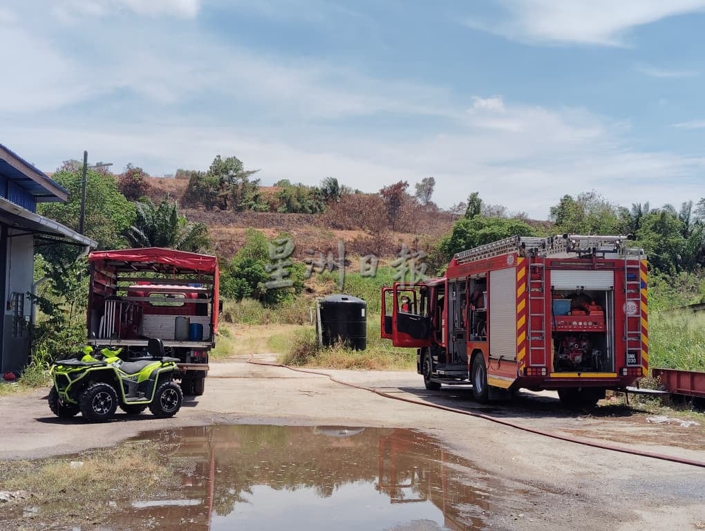 **已签发**柔：封面副文：两日阵雨未扑灭火势 巴口垃圾山现4火点
